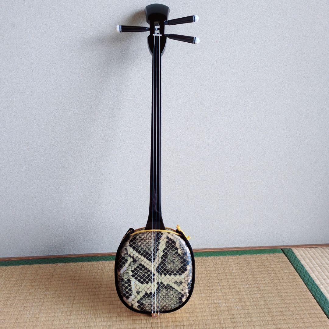 沖縄三線 人工革ヘビ柄 ケース・チューナー付き　ジャンク