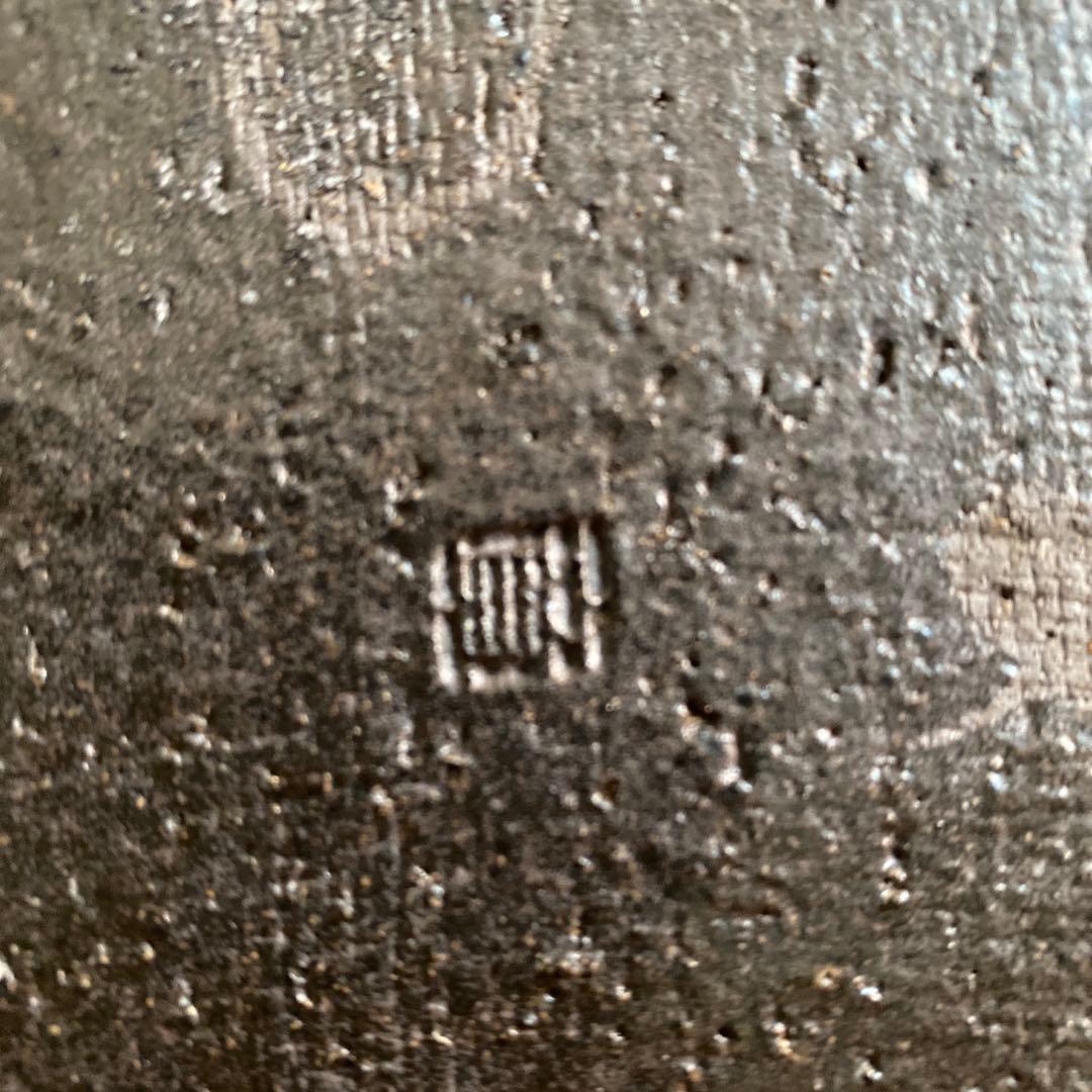 陶器製の黒と青のプレート