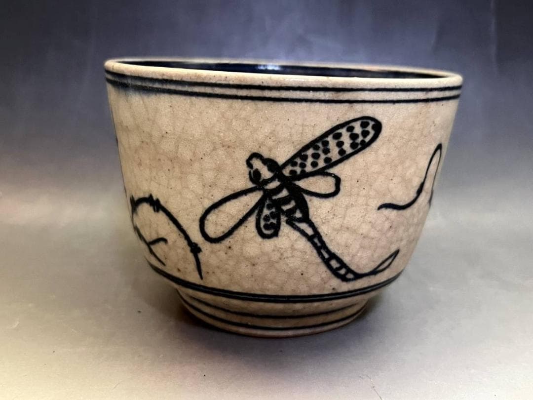 トンボ絵柄の陶器製茶碗