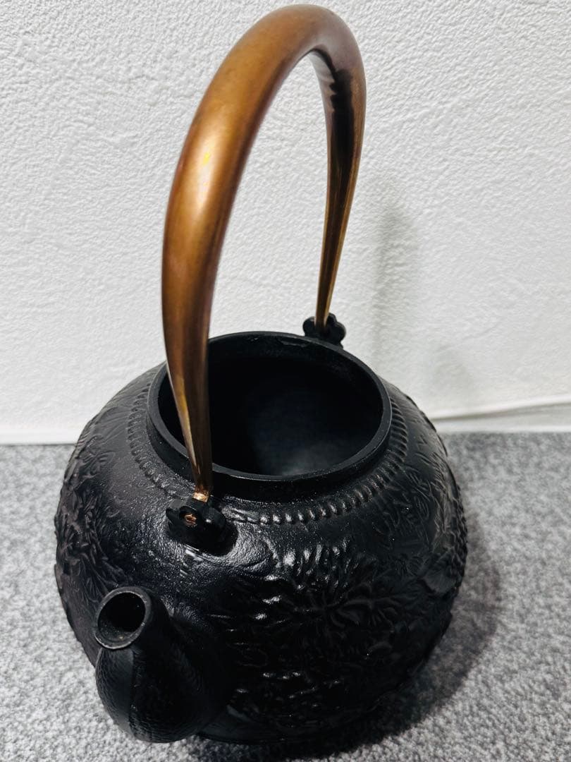 【新品未使用】南部鉄器 砂鉄製 鉄瓶 花柄浮き彫り鉄壺 コーティングなし