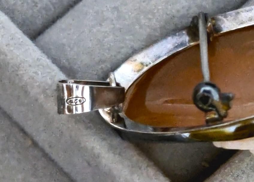 サルバトーレフェラガモ　シェルカメオSV925ブローチ／トップ箱付き　39360