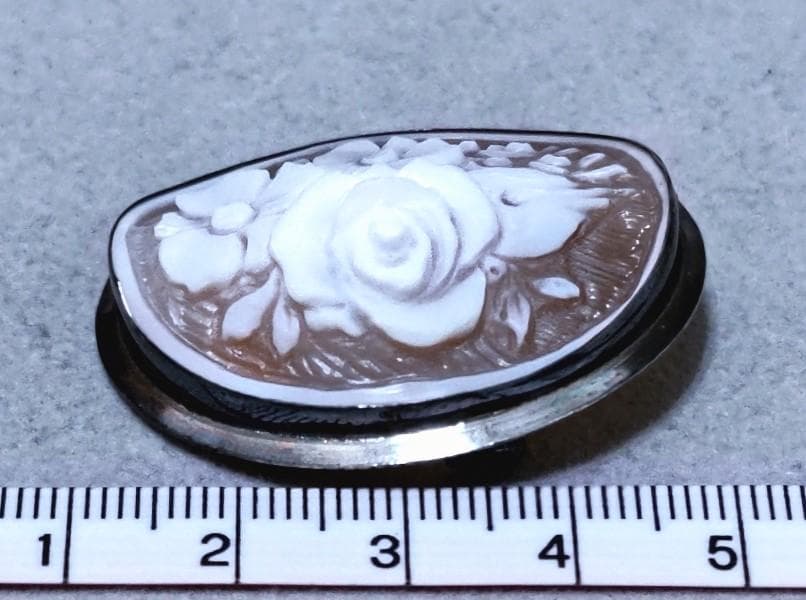 サルバトーレフェラガモ　シェルカメオSV925ブローチ／トップ箱付き　39360