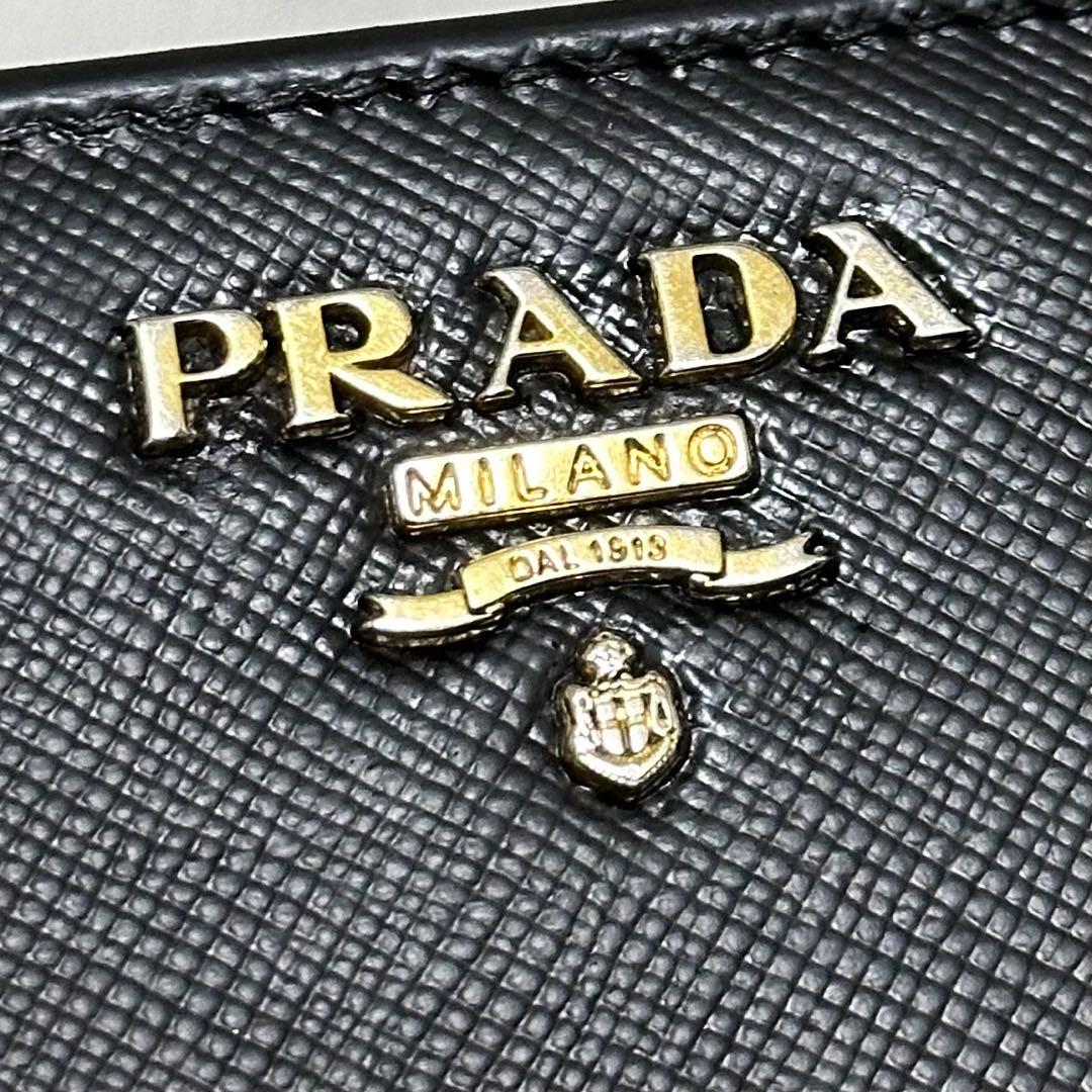 PRADA プラダ　折り財布　ラウンドファスナー　ゴールドロゴ ブラック