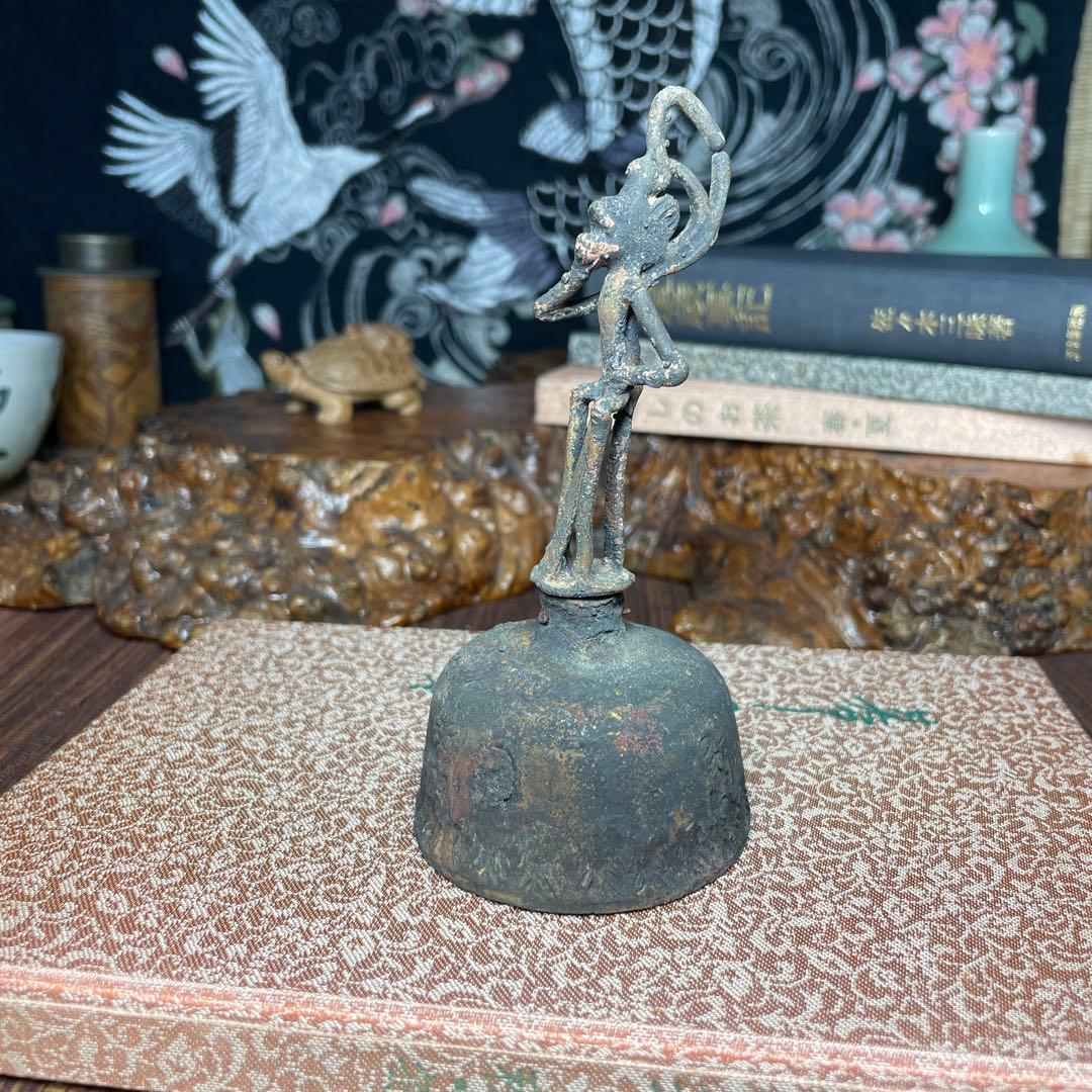 金属製 人形形状の鐘 ちいさな音が鳴るハンドベル 古道具 骨董