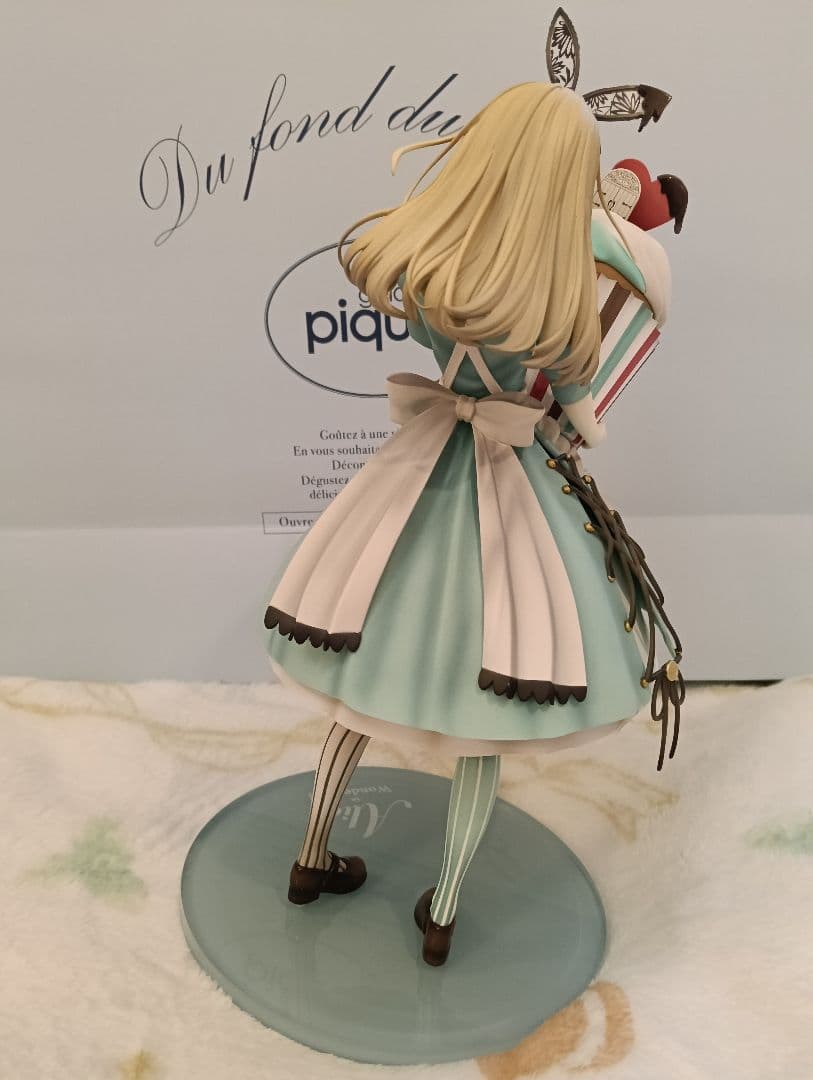 新品同様赤倉イラスト 不思議の国のアリスフィギュア初音ミク好きにロリィタメイド