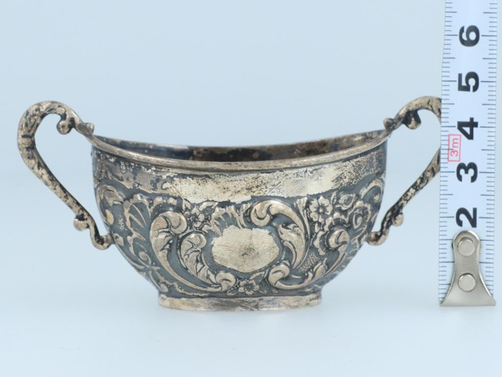 わ*ん様 英国調アンティークカップ 両持ち手付き 彫刻装飾 ヴィンテージ風 置物