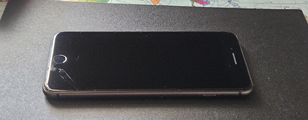 iPhone8plus 64GB 画面にひび割れ simフリー