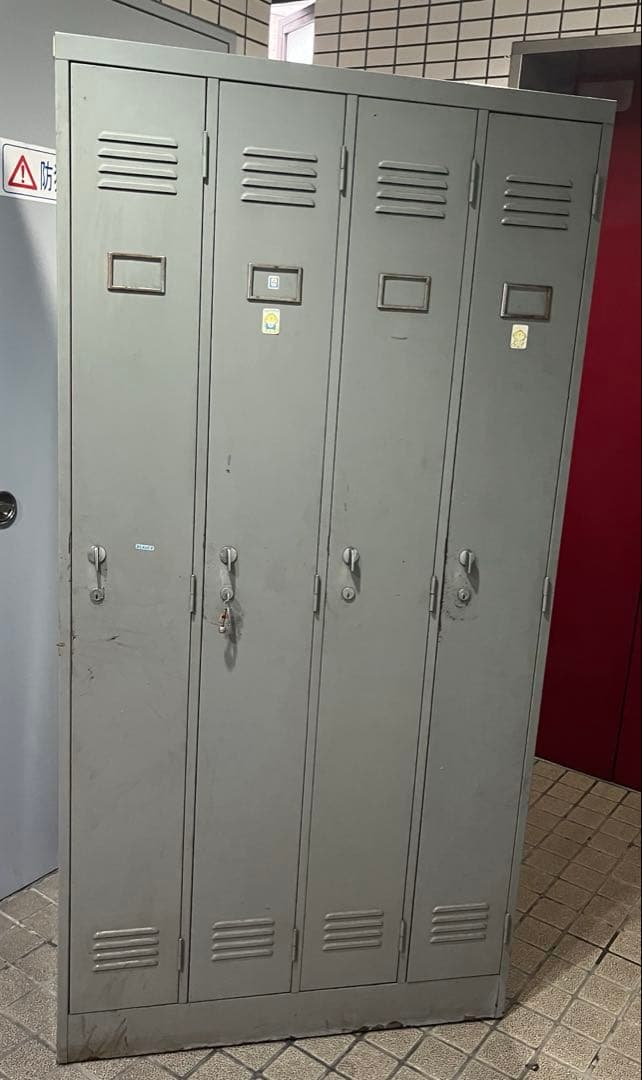 スチール製4ドアロッカー