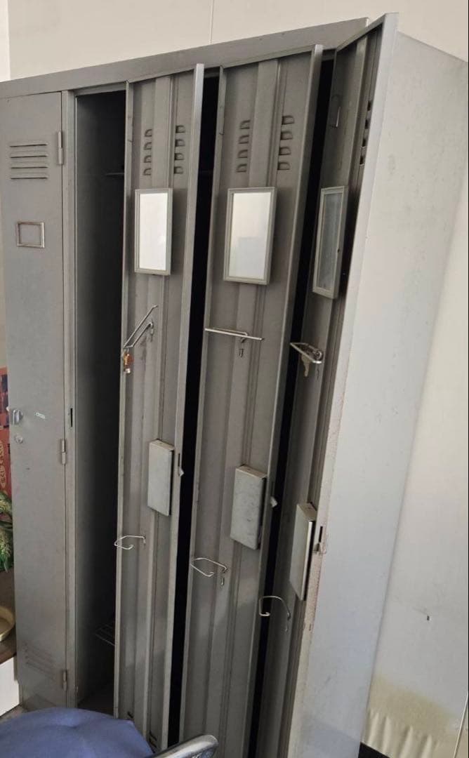 スチール製4ドアロッカー