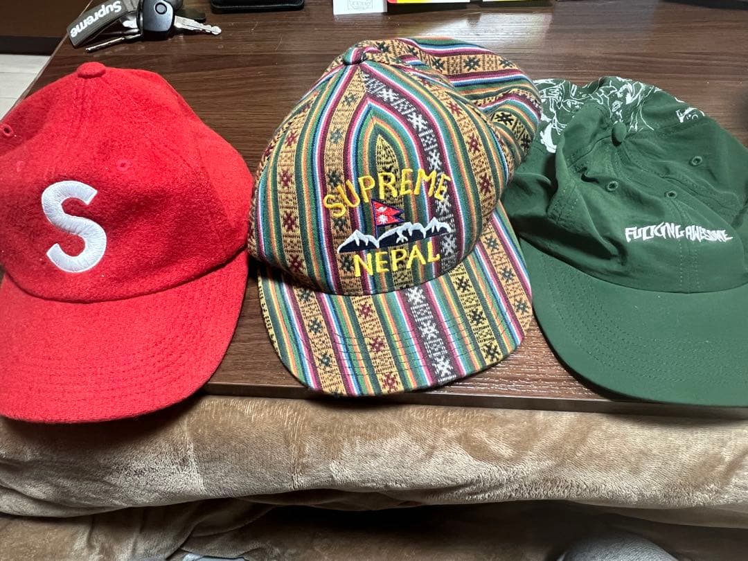 Supreme Fucking Awesom キャップセット