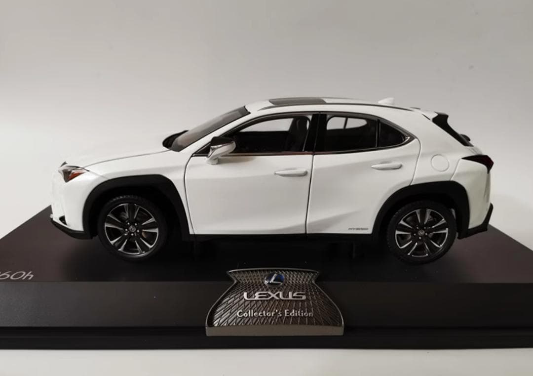 限定版1/18 レクサス UX260h 模型　ミニカー　完成品　展示台付き　白