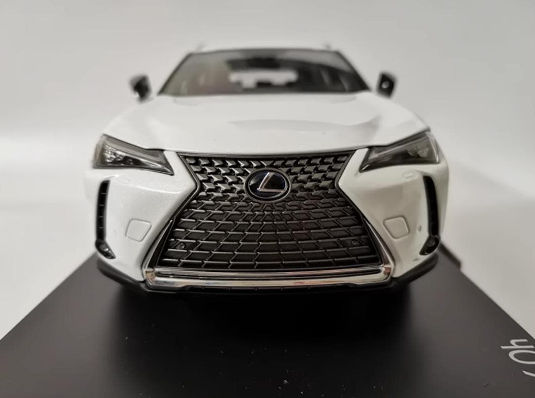 限定版1/18 レクサス UX260h 模型　ミニカー　完成品　展示台付き　白