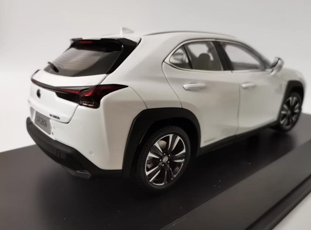 限定版1/18 レクサス UX260h 模型　ミニカー　完成品　展示台付き　白