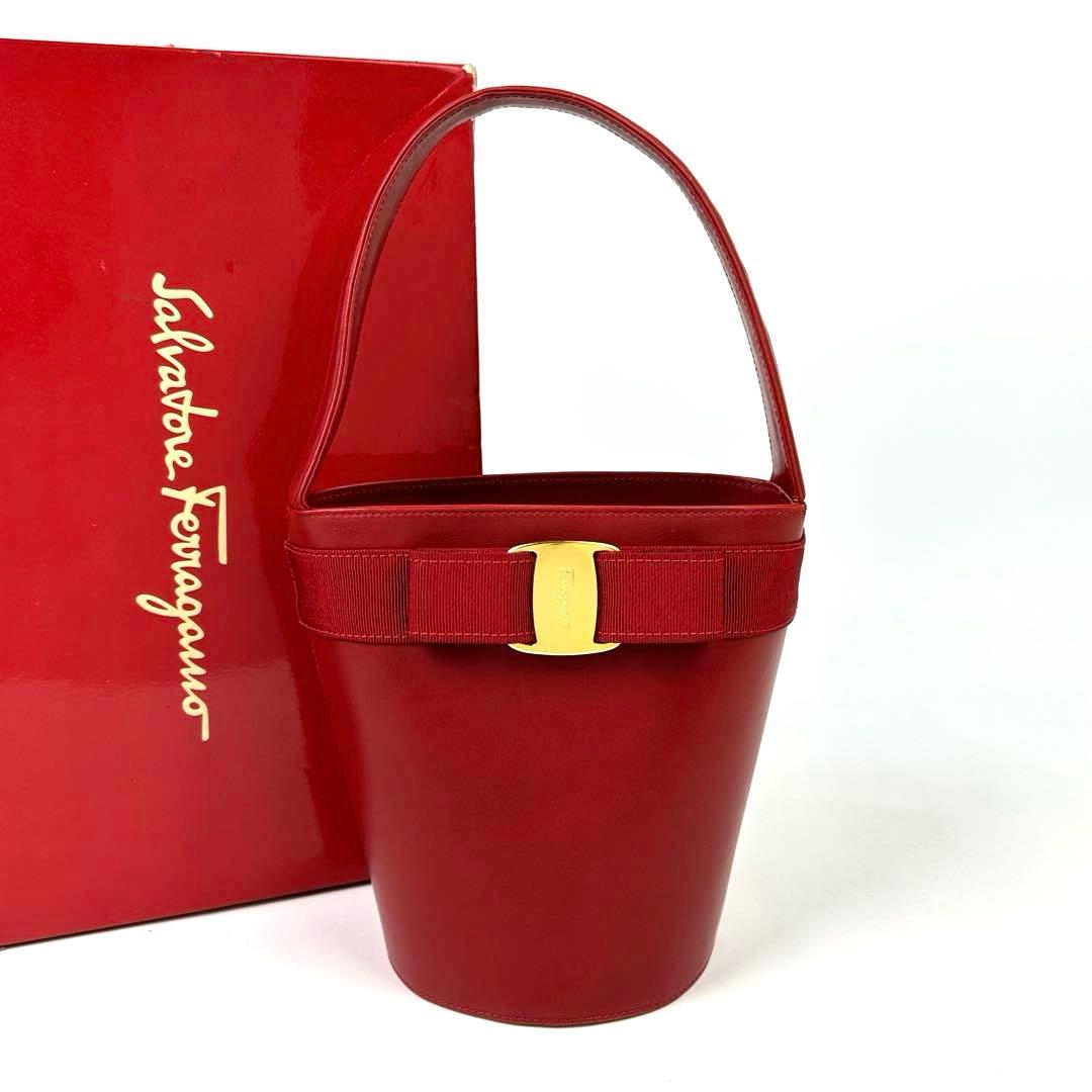 【美品】フェラガモ　ハンドバッグ　ヴァラリボン　ゴールド金具　バケツ　レザー　赤