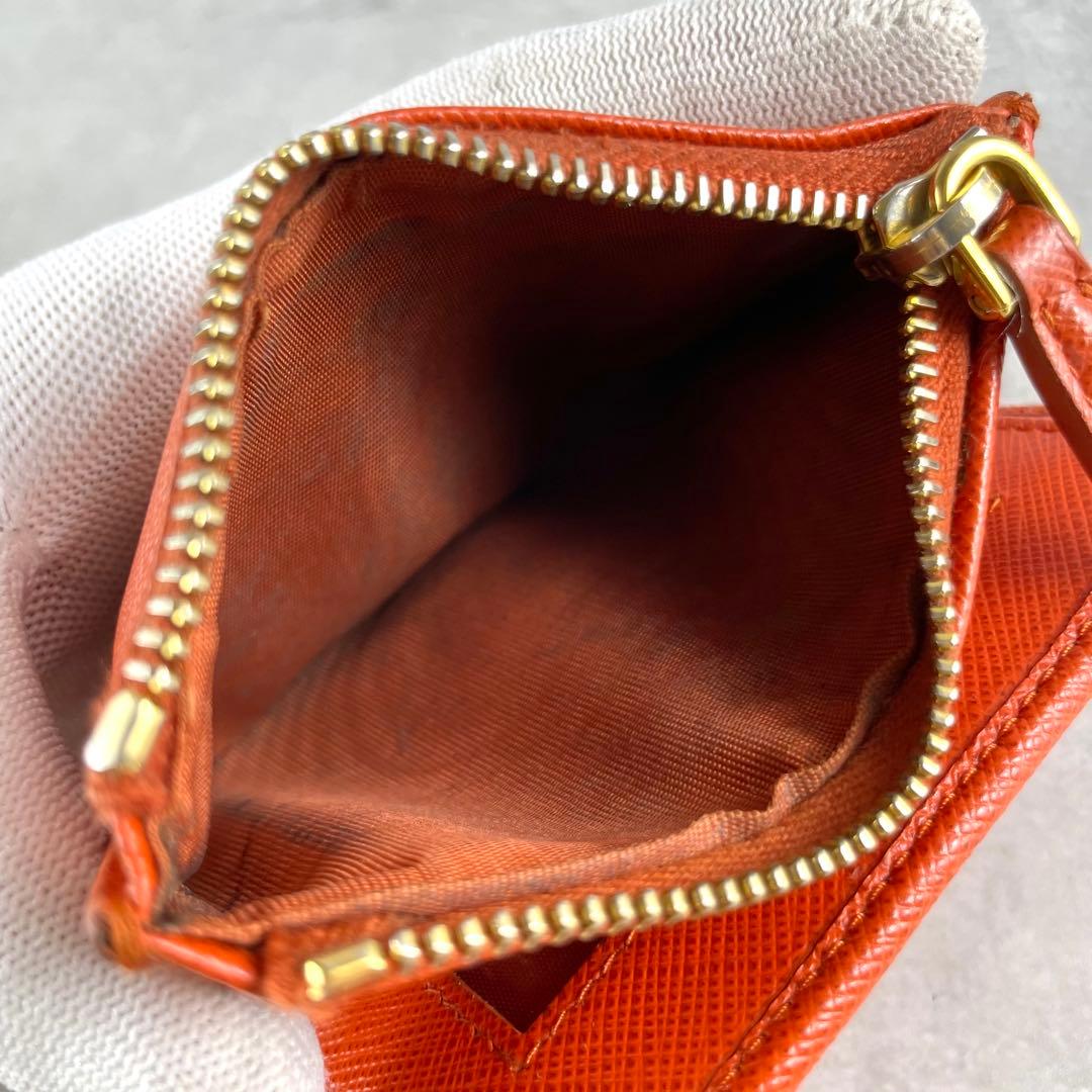 入手困難✨ プラダ 折財布 サフィアーノレザー ロゴプレート オレンジ系