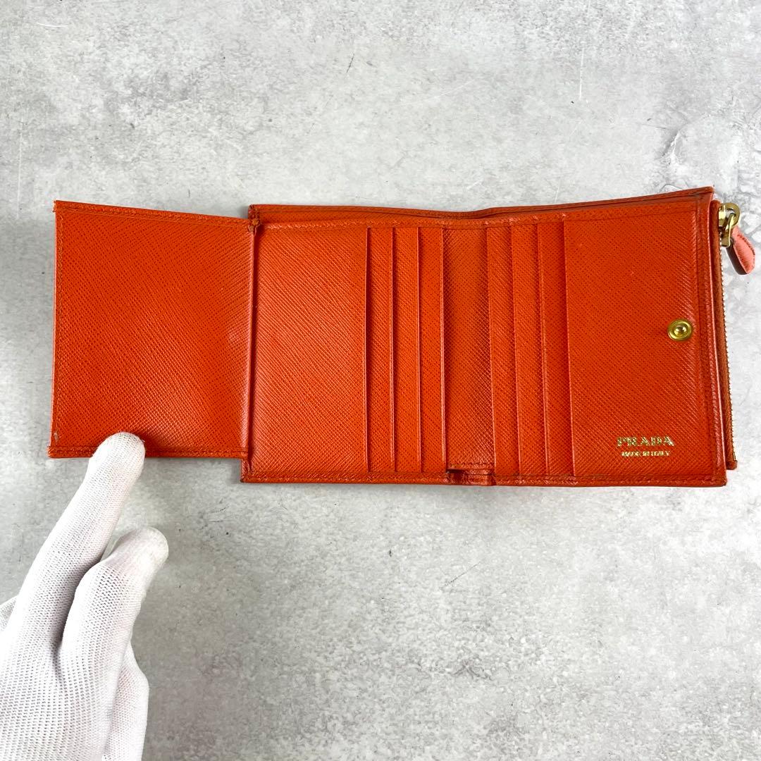 入手困難✨ プラダ 折財布 サフィアーノレザー ロゴプレート オレンジ系