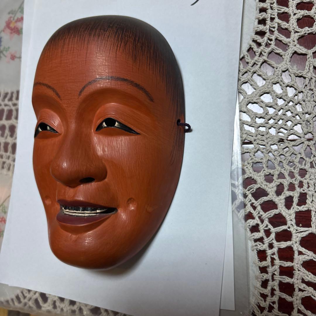 オレンジ色の能面 笑顔の表情 木製 約30cm