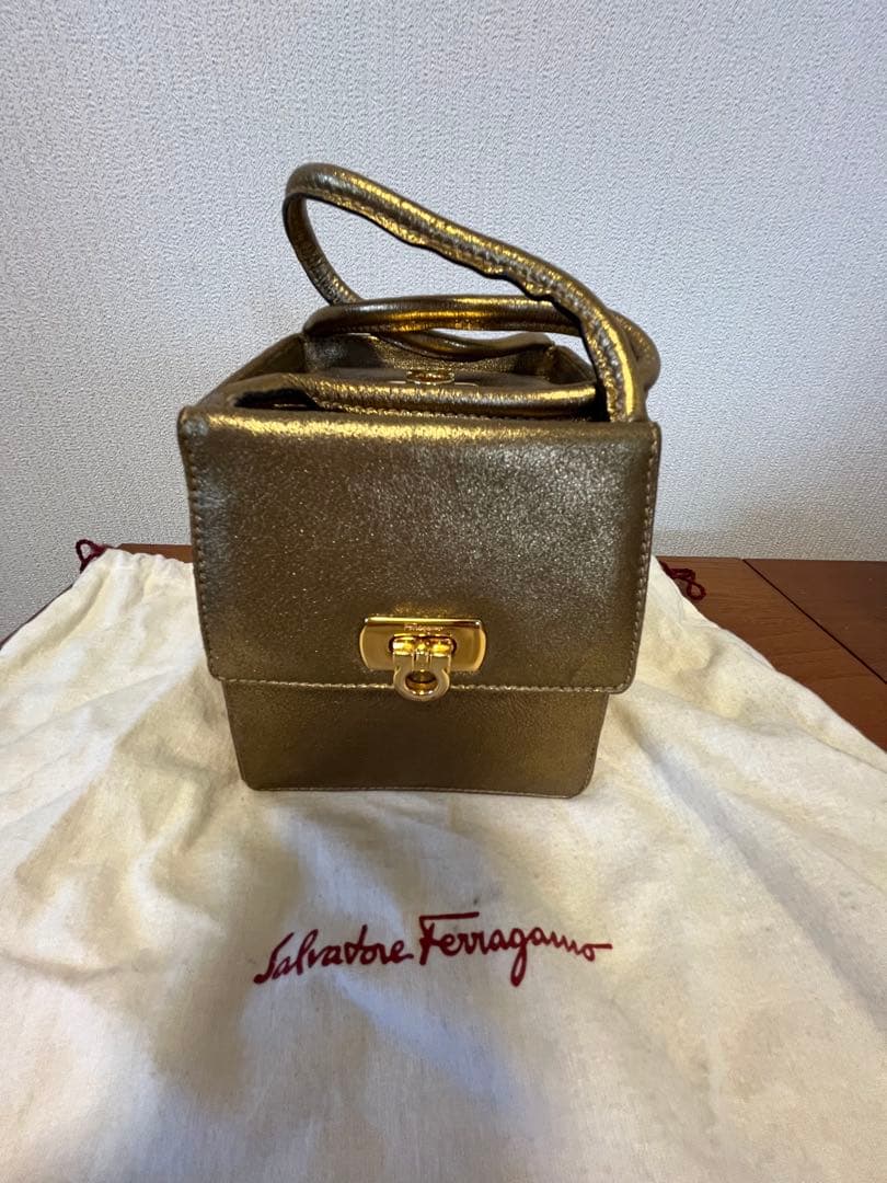 Salvatore Ferragamo ゴールドパーティーバッグ
