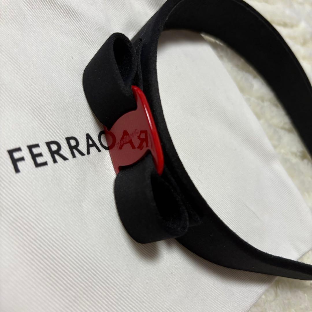 フェラガモ　カチューシャ　黒　赤リボン