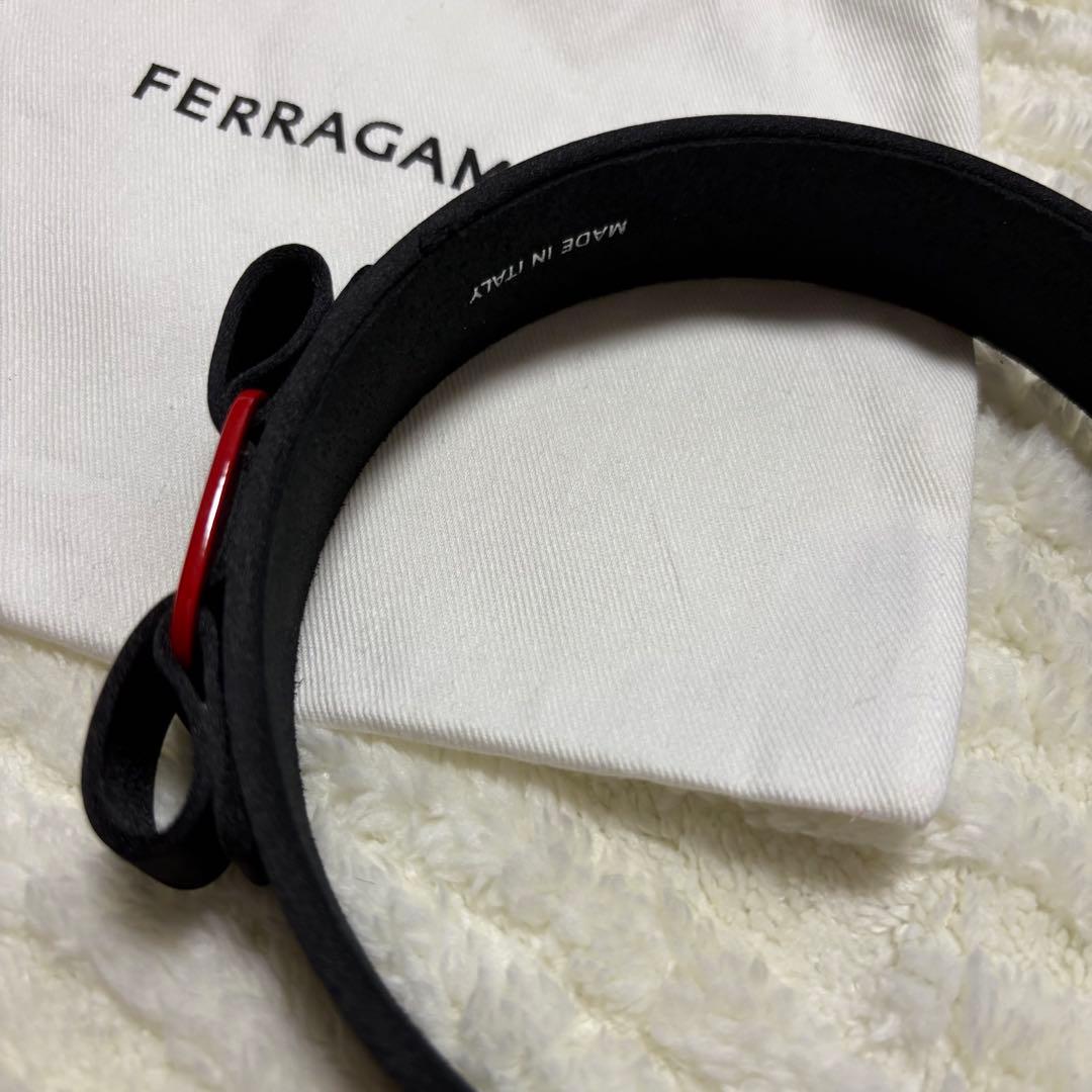フェラガモ　カチューシャ　黒　赤リボン