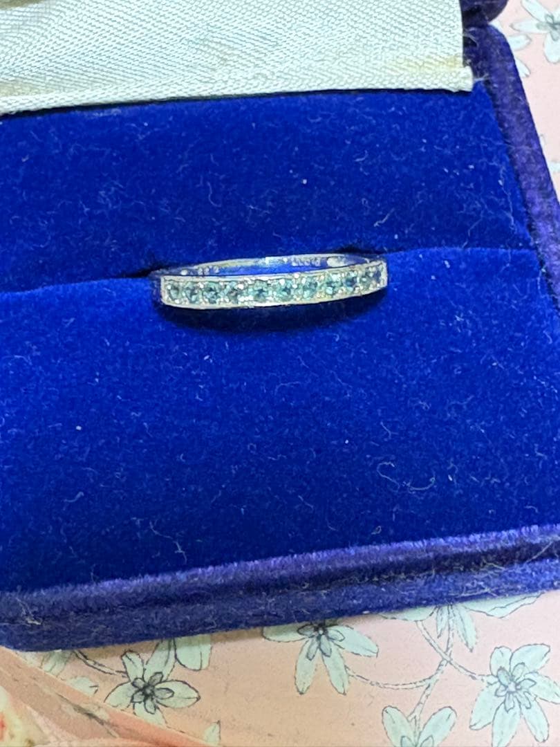 プラチナ グリーンストーンハーフエタニティリング