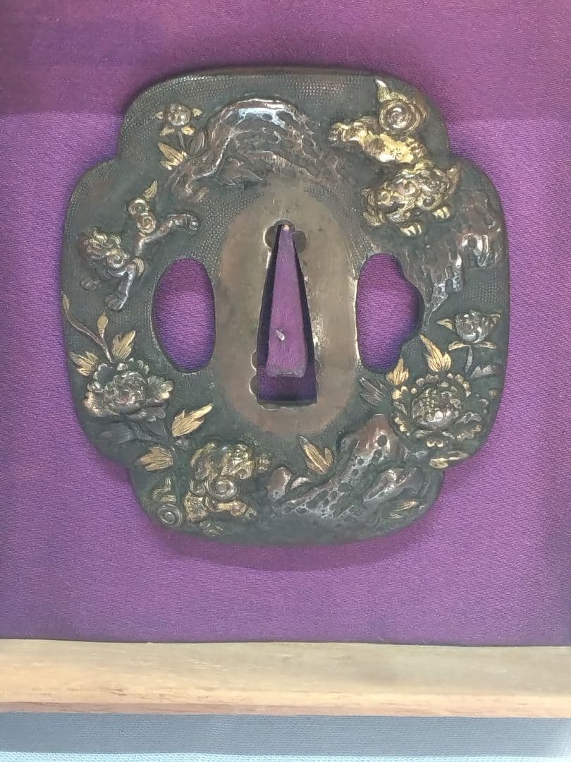 獅子と牡丹の高彫 魚々子　　鍔　鐔　刀装具