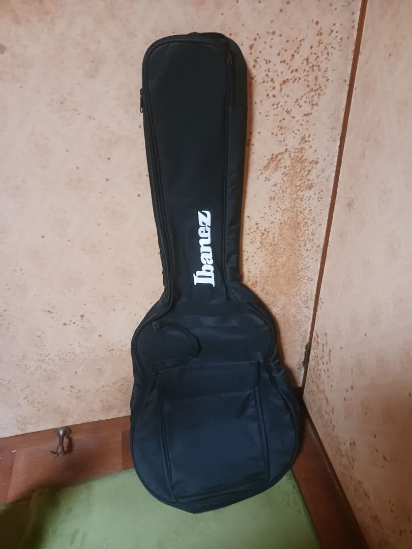 IbanezのAFC71のフルアコースティックギター