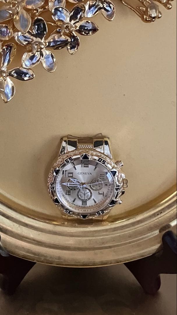 金マニア必見！黄金の花装飾プレートとクォーツ時計