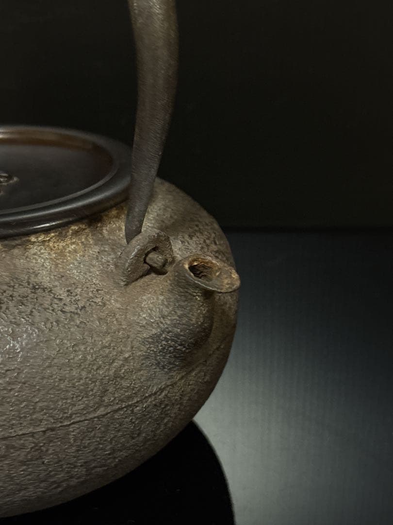 金龍堂 名人造 金象嵌蟹図漢詩 平丸型 宣徳蓋 鉄瓶 茶道具