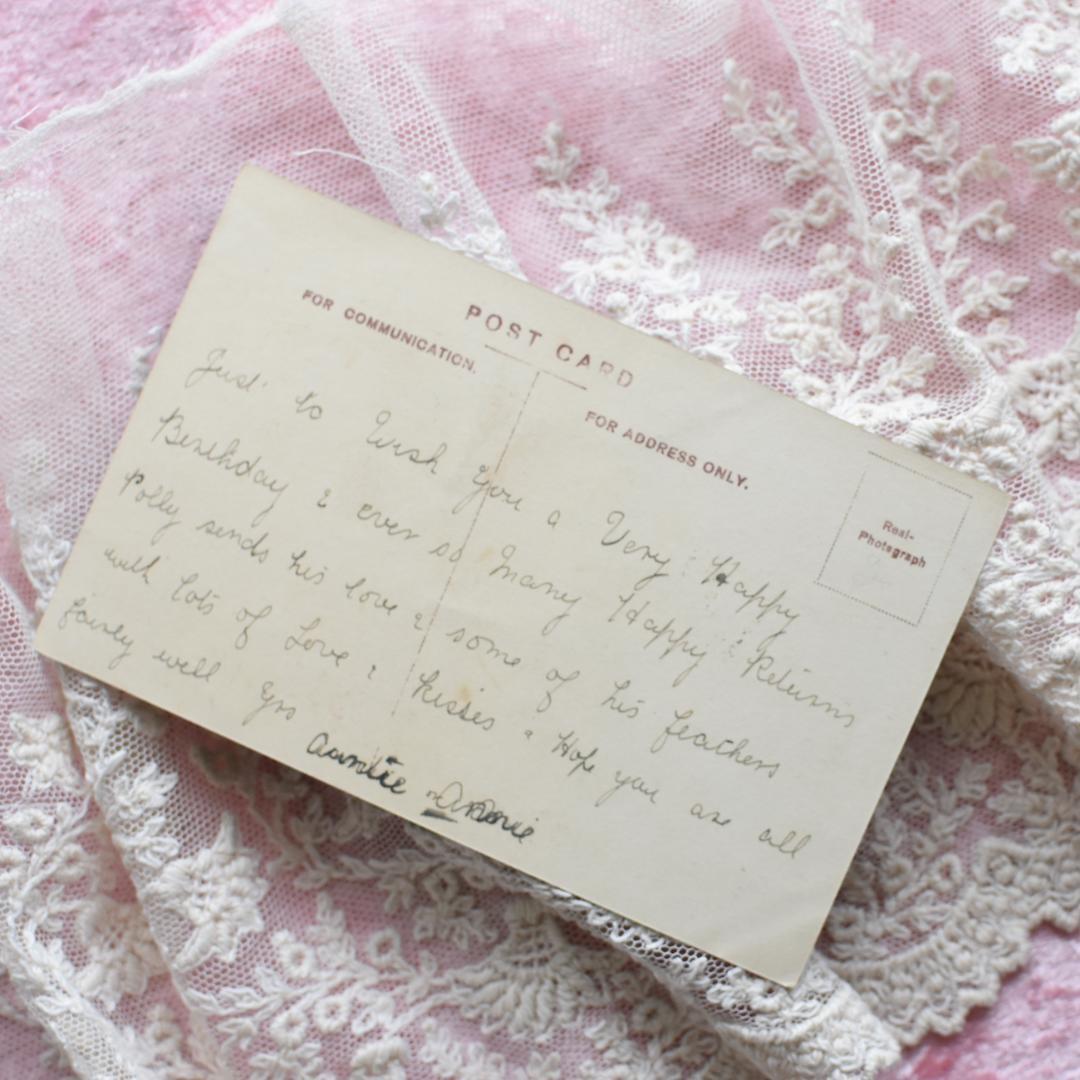 *アンティークポストカード　お人形とテディベアと仲良しな少女*