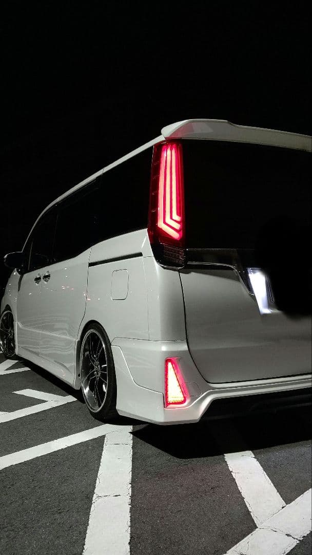 80系ノア/ヴォクシー/エスクァイア トムス LEDテールランプ