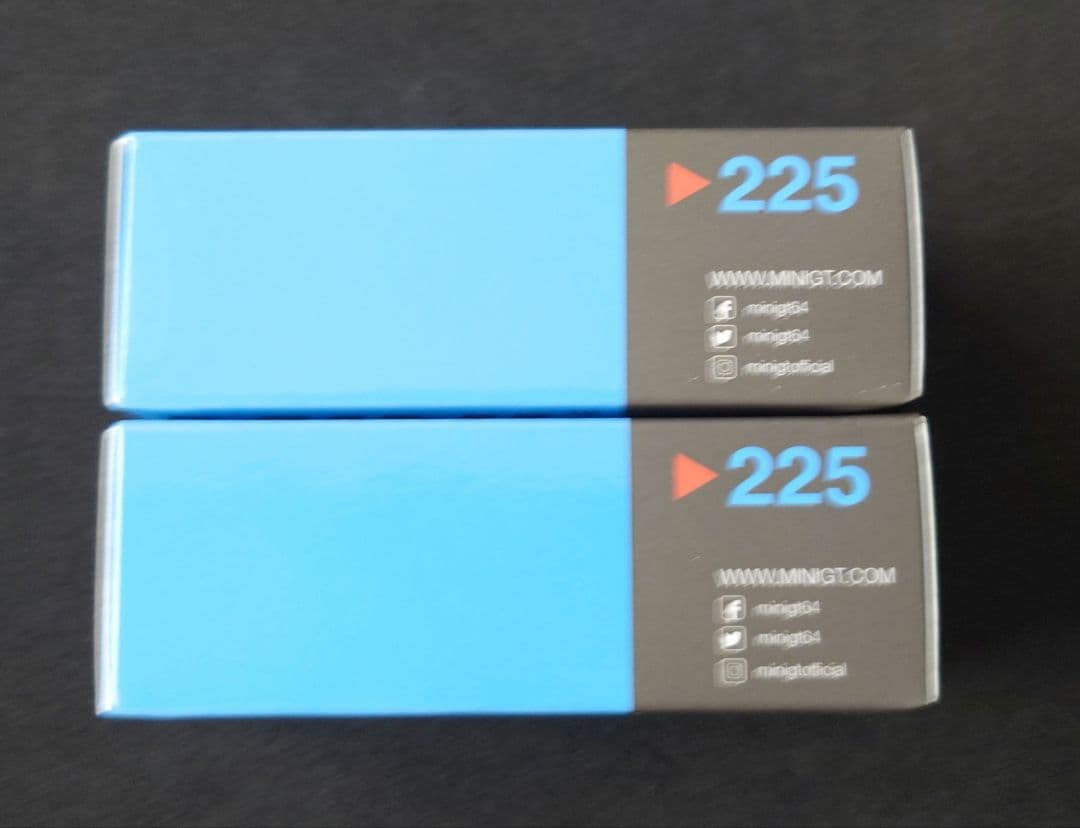 MINI GT Porsche Taycan Turbo S 2台セット。