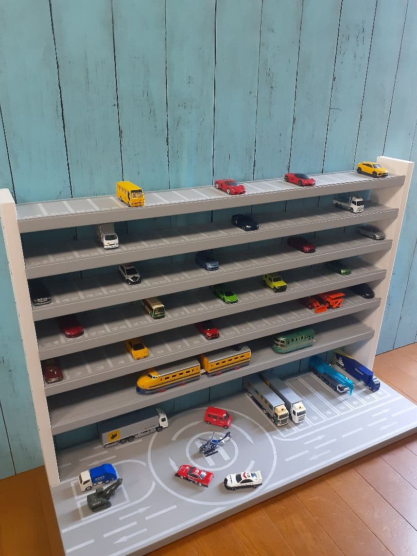 TAKA　最新版自作トミカ収納棚110台ロータリー交差点ヘリポート付