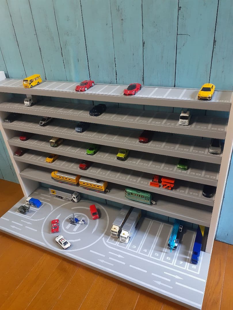 TAKA　最新版自作トミカ収納棚110台ロータリー交差点ヘリポート付