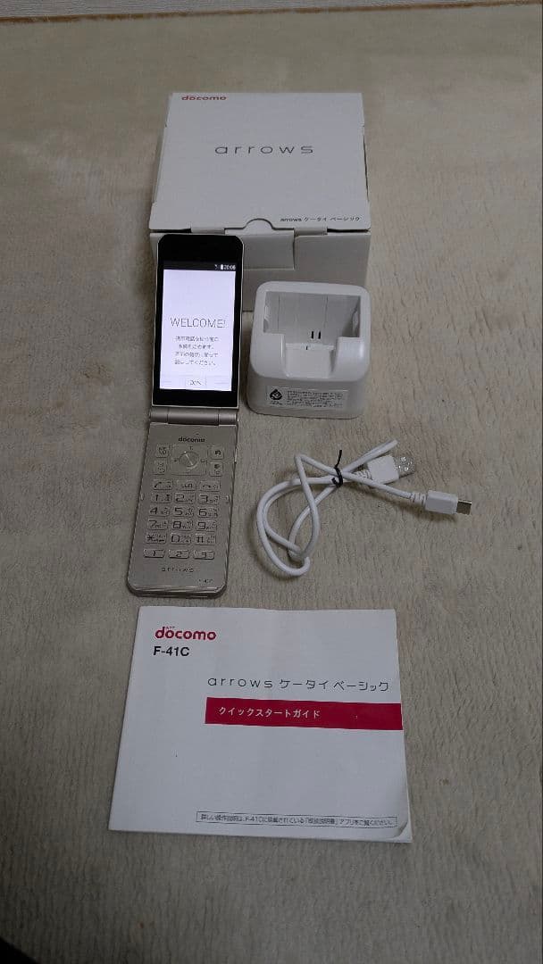 docomo F-41C シルバー折りたたみ式携帯電話