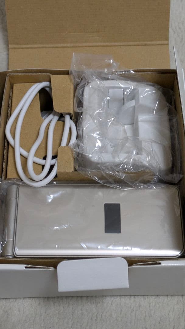 docomo F-41C シルバー折りたたみ式携帯電話