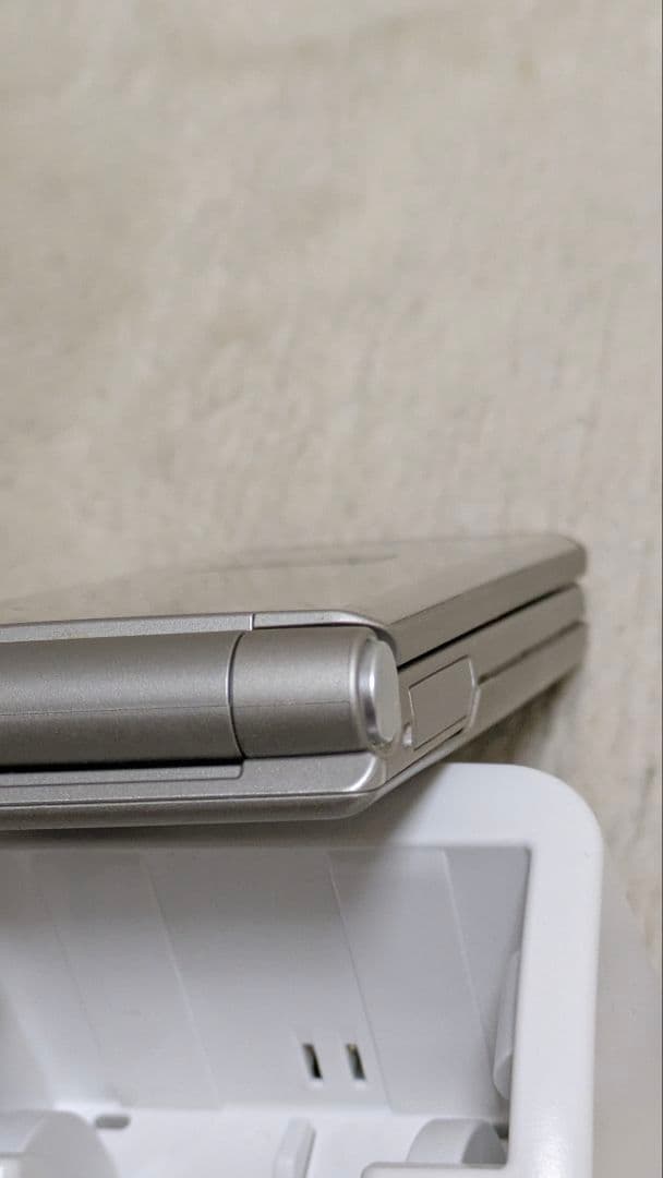 docomo F-41C シルバー折りたたみ式携帯電話