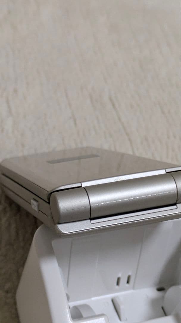 docomo F-41C シルバー折りたたみ式携帯電話