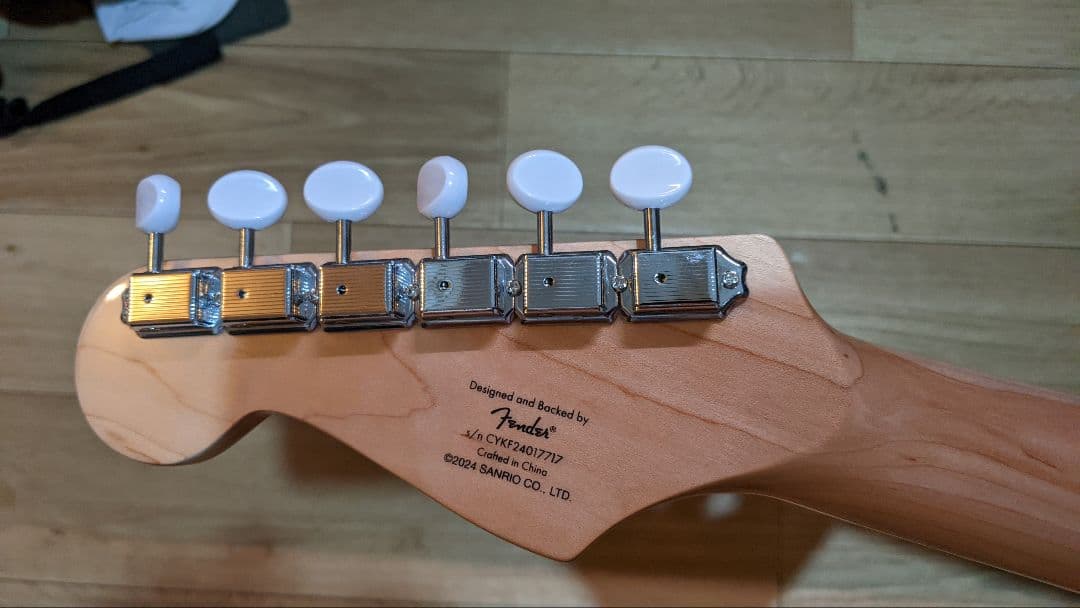 【最終値下げ】ハローキティ　エレキギター Squier ヘッドホンアンプ付