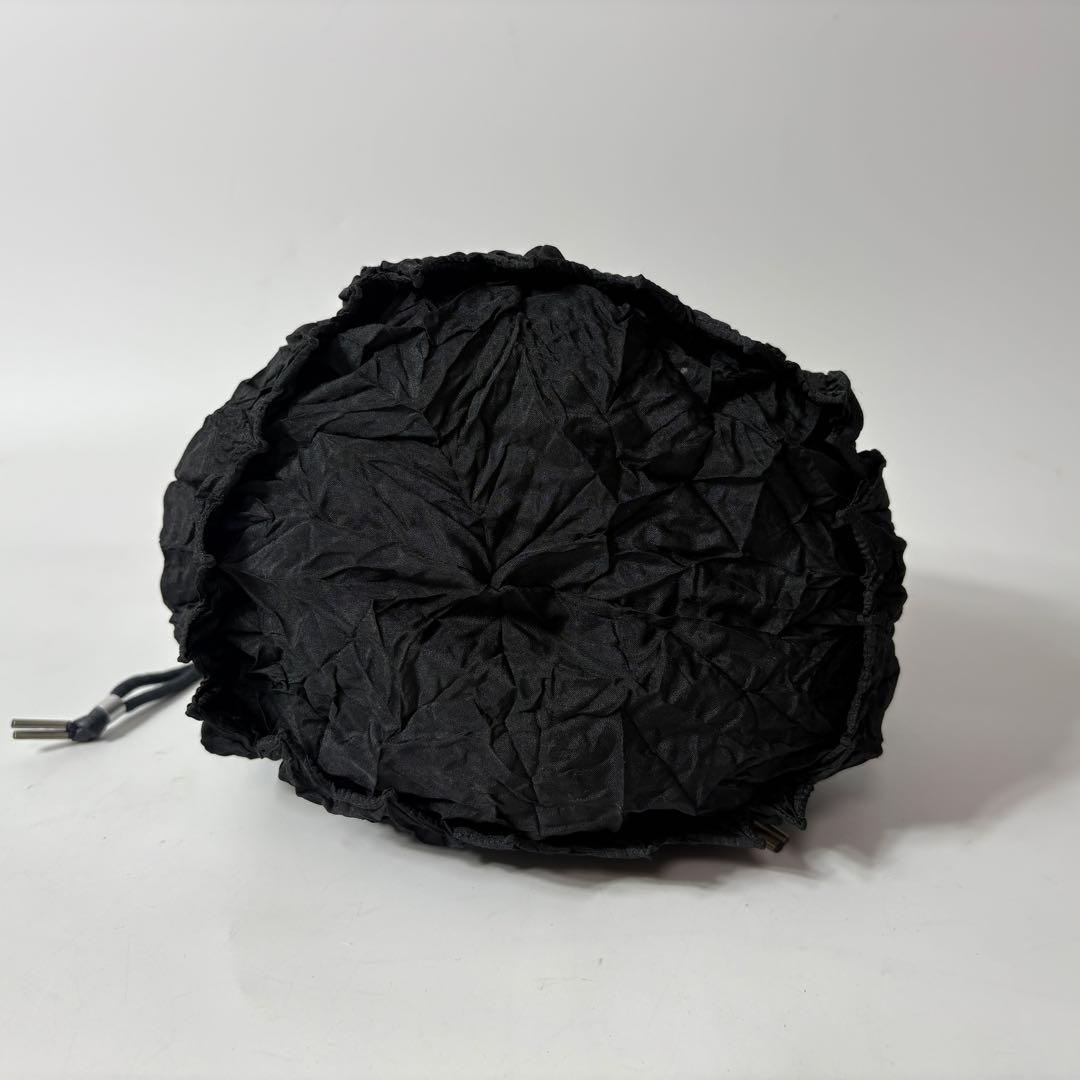 イッセイミヤケ　プリーツプリーズ　イッセイミヤケ　巾着　ポーチ　バッグブラック.