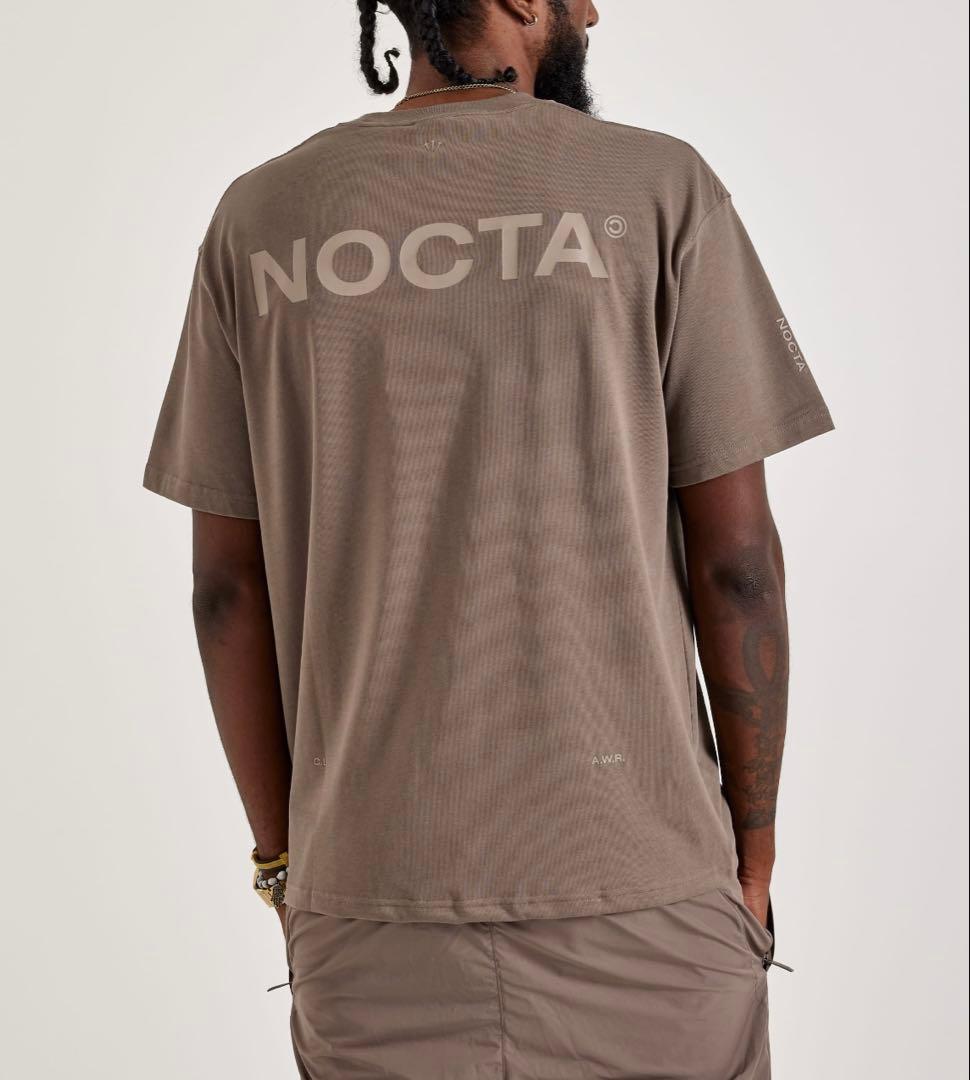 海外限定色☆ナイキx NOCTA【ショートスリーブグラフィックT】ブラウンL新品
