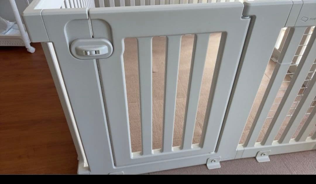 ベビーペットサークル 開閉式ゲート付き　16にちで処分します。　ベージュ