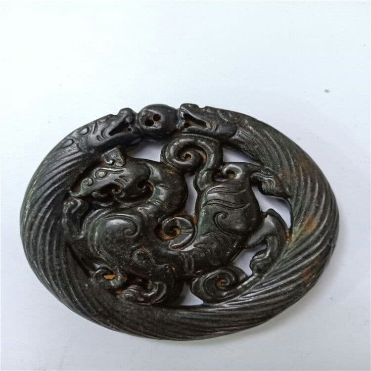 石四大神獣、青龍、朱雀、玄武、白虎の両面に玉璧が彫られています。