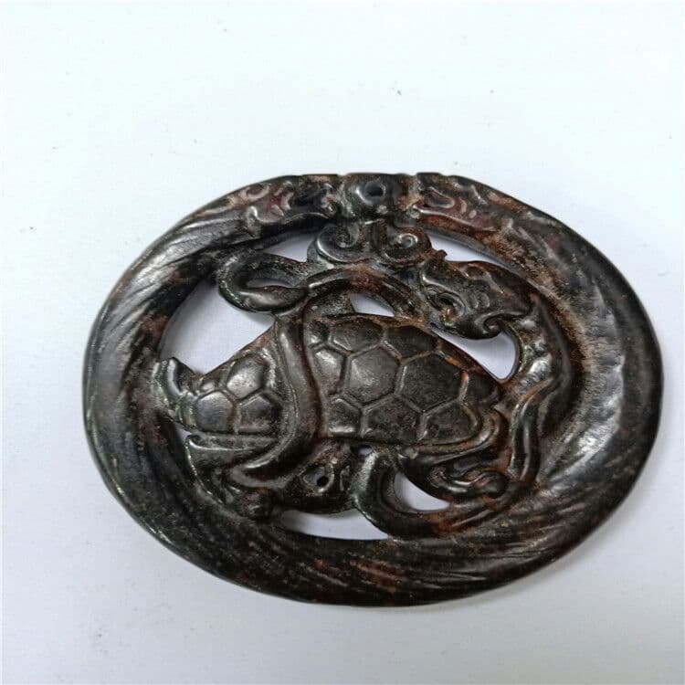 石四大神獣、青龍、朱雀、玄武、白虎の両面に玉璧が彫られています。