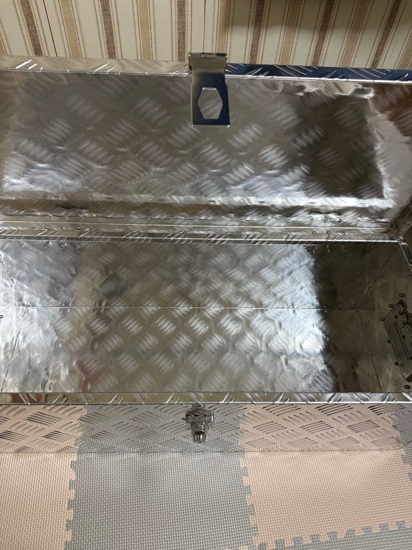 アルミボックス　鍵付き　軽トラ　ハイラックス