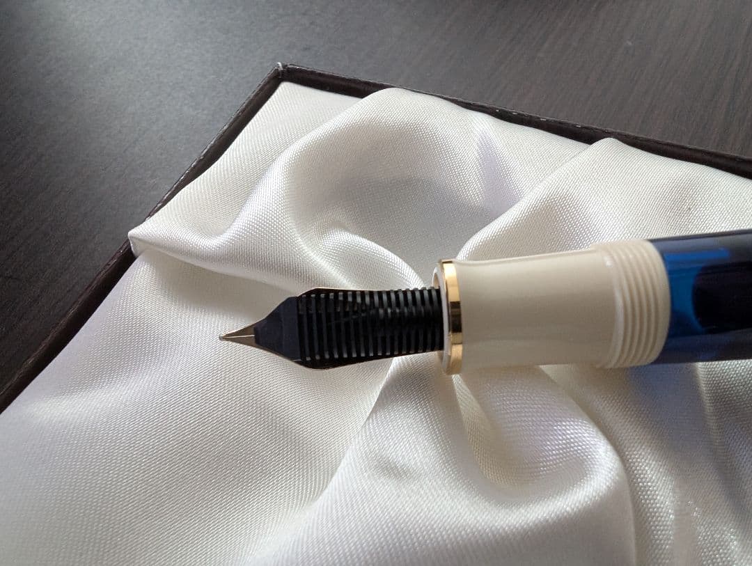 ペリカン万年筆 スーベレーン M800『クリームブルー』　ペン先ＥＦ(極細字)