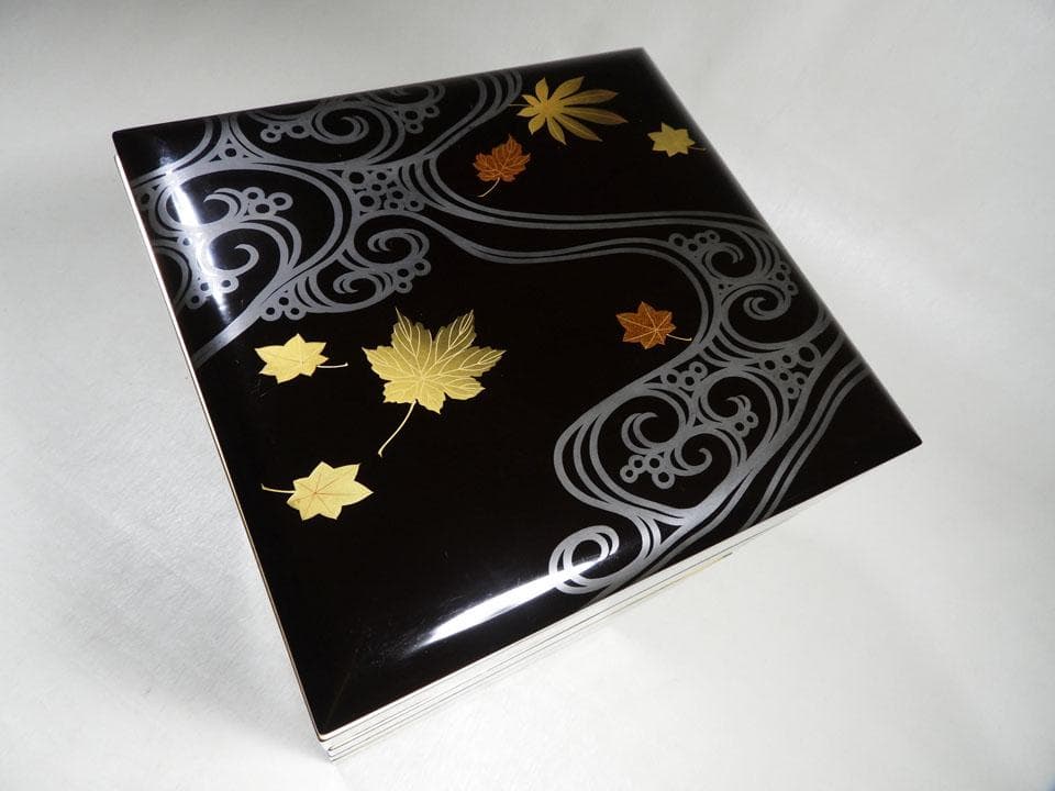 ●五段重 重箱 流水紅葉楓蒔絵 時代 木製漆器 美品 明治 箱付 高さ38㎝