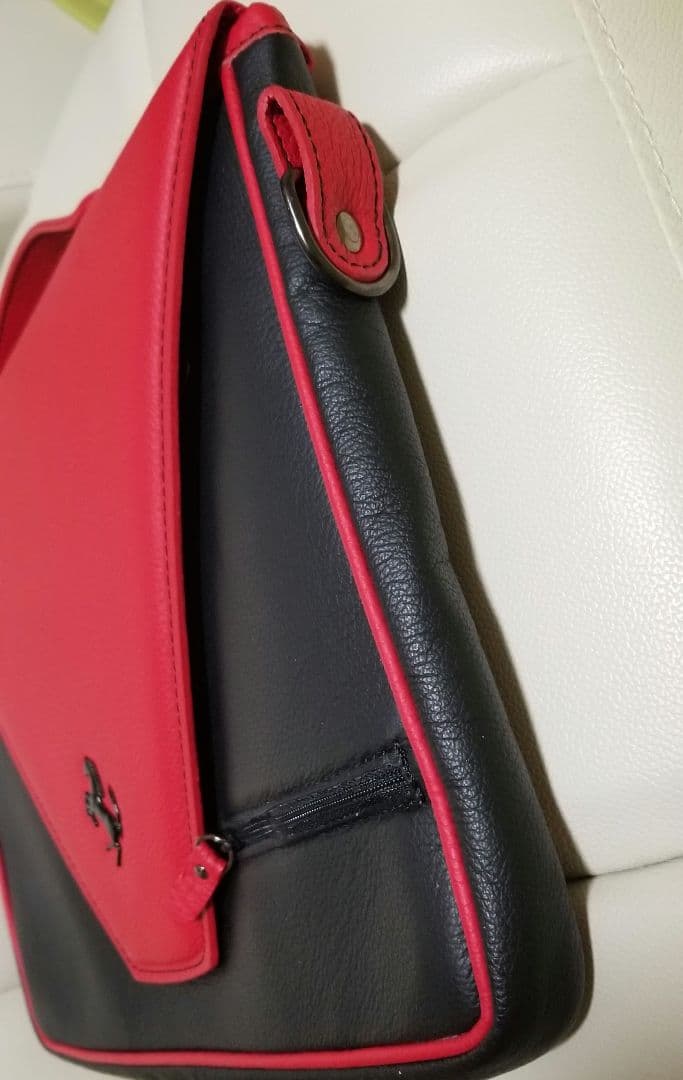 フェラーリ　ノートパソコン/タブレット用キャリアバッグ　ストラップ付き　本革