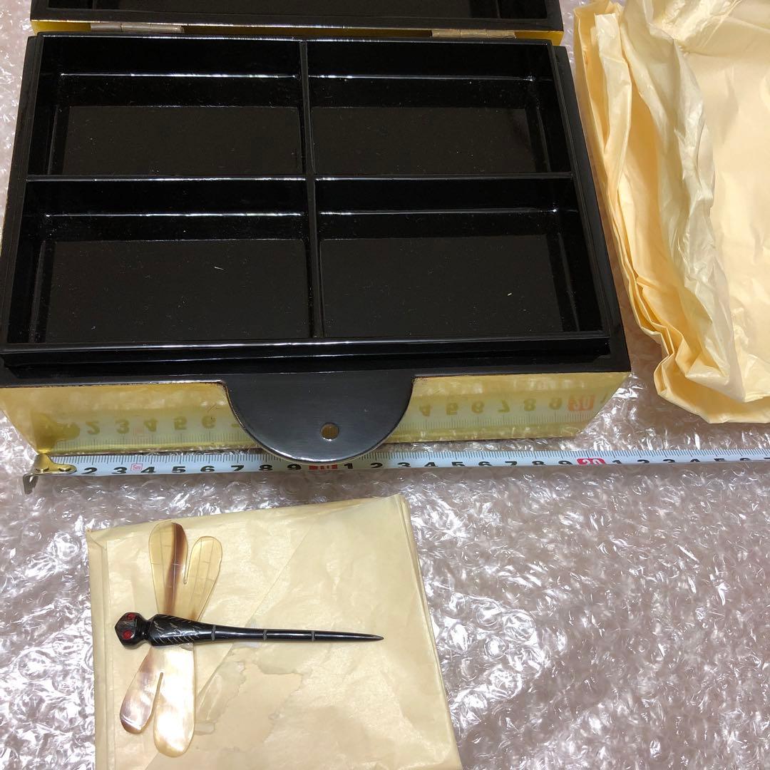 ジュエリーボックス　宝石箱￼ 漆器　　新品未使用￼金色 トンボ装飾付き