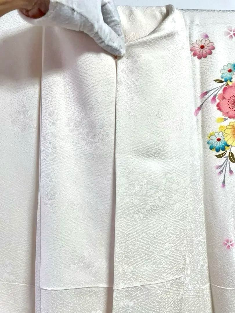 ［振袖］正絹　やわらかい白　ぼかし　桜　菊　草花　毬　流水　地紋　ママ振り